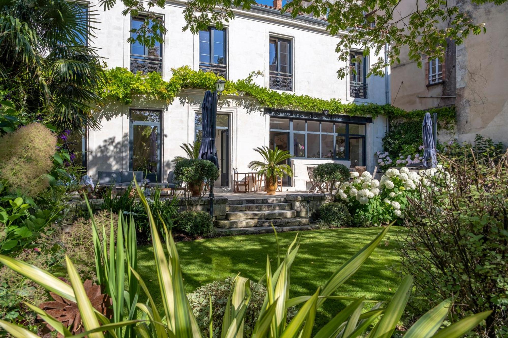 Escale Rochelaise, Gite Urbain Avec Spa Bain Nordique Et Sauna Tonneau La Rochelle  Exterior photo