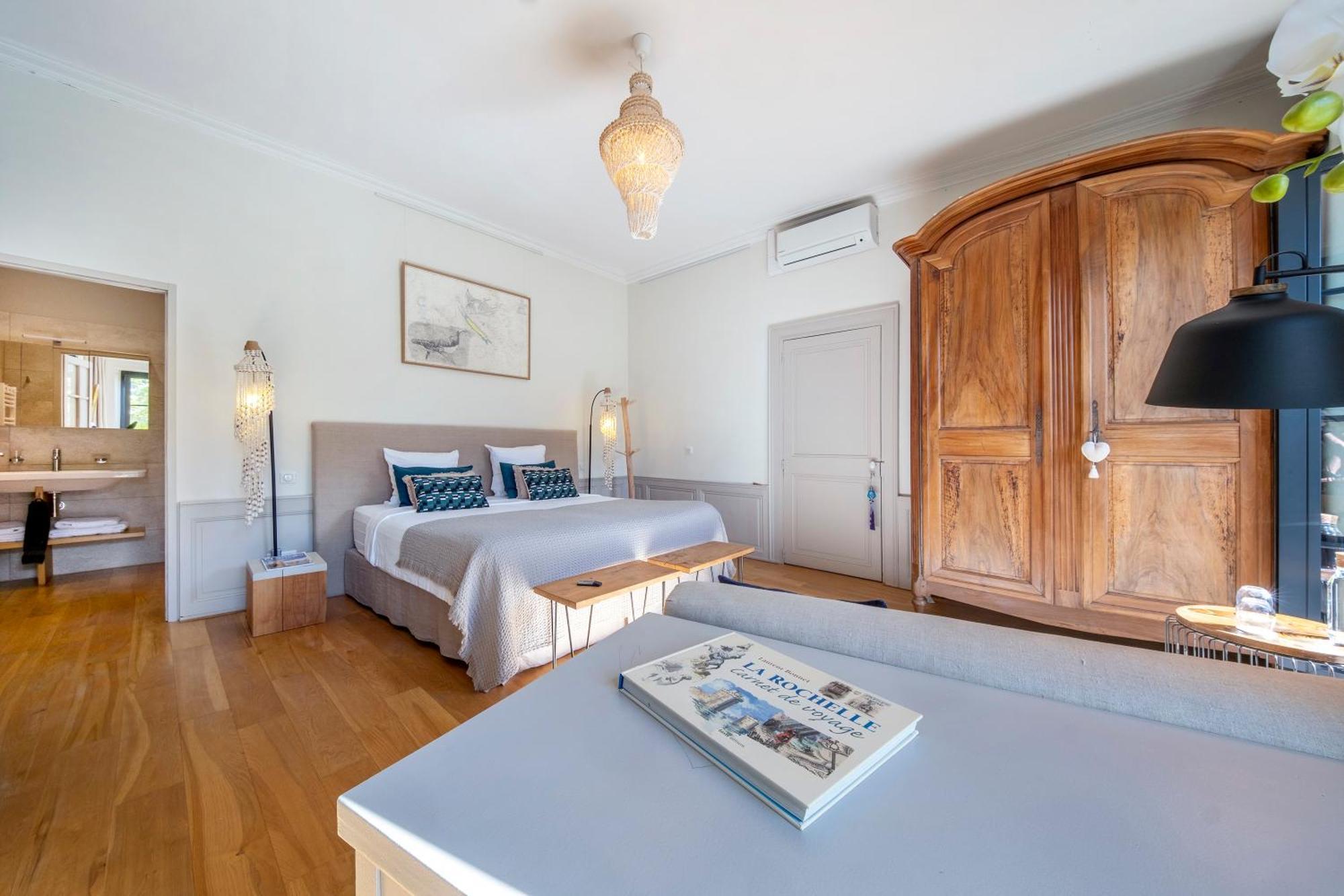 Escale Rochelaise, Gite Urbain Avec Spa Bain Nordique Et Sauna Tonneau La Rochelle  Exterior photo