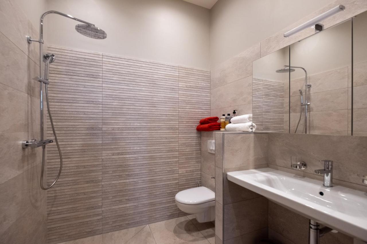 Escale Rochelaise, Gite Urbain Avec Spa Bain Nordique Et Sauna Tonneau La Rochelle  Exterior photo